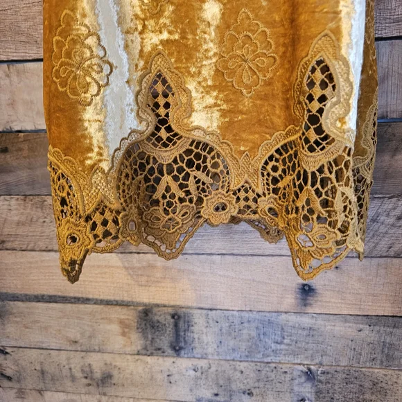 Altar'd State Women's Gold Velvet  Halter Top W/crochet Hemline Size M - Picture 6 of 13